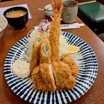 清水屋 - コンビフライ定食。屹立する海老フライ。