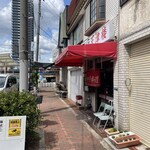 天津楼 - お店の外観、奥に見えるのがＪＲ鷹取駅