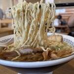 RA-MEN 与平治 渡 - 麺は多加水太縮れ麺