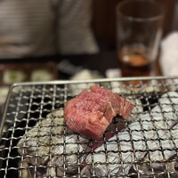 赤身焼肉 かるびあーの 新橋店 - 真ん中を曲げて載せることで、大きく見せようとしてくれました