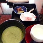 粋松亭 - 到着時のお茶。