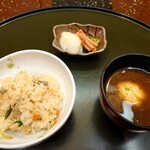 粋松亭 - 炊き込みご飯にお味噌汁。