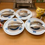 無添くら寿司 - 料理写真:第一陣　※3皿が真いわし、1皿だけ秋刀魚(中央、上)