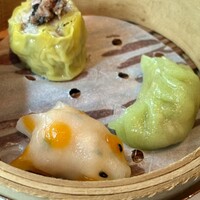 ヘイフンテラス - ハタの上海蟹味噌入り蒸し餃子
                      沖縄県産アグー豚と玉葱 黒トリュフソース焼売
                      鶏肉と蓮根ピーナッツ入り蒸し潮州餃子