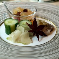 ヘイフンテラス - 沖縄県産キビまる豚のアイスバインとクラゲの冷菜
                    香川県小豆島産新漬けオリーブソース