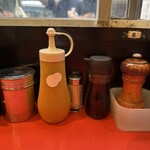 用心棒 - 卓上には一味と七味とラーメンだれと胡椒が置いてありました。