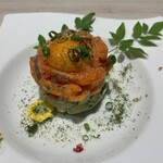 めしや因すけ - アボカドとサーモンのタルタル卵黄のせ