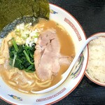 五臓六腑 - 料理写真:とんこつ醤油ラーメン(のり)＠900円＋半ライス＠100円