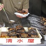 清水屋川魚店 - 「コラボ鰻重（特上）」作製中