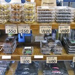 清水屋川魚店 - 店内の棚に並ぶ商品