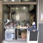 清水屋川魚店 - 前面が開放された調理場