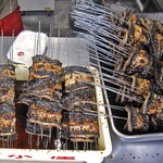 清水屋川魚店 - 調理場の全部に並ぶ「鰻蒲焼き」