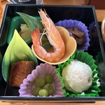 木曽川うかい - 左下が鰻！これだけですが、うなぎ釜飯弁当！？