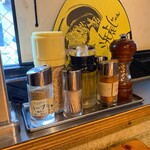 麺場 浜虎 - 卓上カウンターの薬味たち