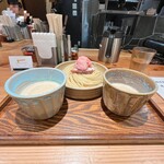 あいだや - ✅つけ汁2種つけ麺300g¥1.300❣️ 
　※豚骨魚介と担々をセレクト♪
　※他のつけ汁は、ニンニク醤油と海老！
　※麺は冷や盛りか釜揚げがセレクト可能
　※麺50g増ごとに¥50マシ