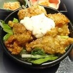 創作酒庵 彩蔵 池袋 - 甘いタルタルソースがカラッと揚がったチキンの上にたっぷりとかかっていえます