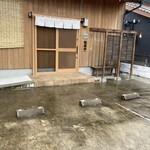 ますだや - 入り口(手前に駐車場)