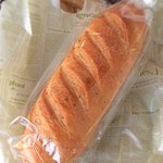 IPPO - バジル香る「トマトバゲット(120円)」。食事にもよく合います♫