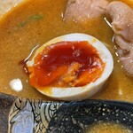 創作麺 ひとすじ - 味玉は黄身が半熟です。