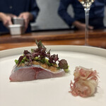 馳走西健一 - 桜エビを食べたアジ(桜エビを食べてると美味しいらしいです)マリネ　梅ソース、枝豆、赤紫蘇
      付け合わせはみょうがの酢漬け