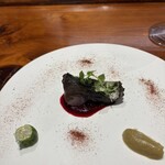 馳走西健一 - 鯖の炙り　炭で皮を真っ黒に炙りますが、身はレア
      ビーツソース、粉末ビーツ、焼きナスピューレ、フィンガーライム