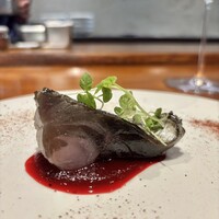 馳走西健一 - 鯖の炙り　炭で皮を真っ黒に炙りますが、身はレア
                      ビーツソース、粉末ビーツ、焼きナスピューレ、フィンガーライム