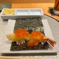 天冨良 麻布よこ田 新宿別邸 - イクラ、キャビア、エビ天の手巻き、嬉しいです