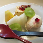 青山きいろ - 蜜芋のムースと焼き林檎のジェラート、果実、キャラメルソース。