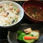 青山きいろ - 鶏とごぼうの炊き込み御飯、香の物、赤出汁。
