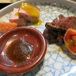 青山きいろ - 和牛ミスジのサッと炙り、白王豚のローストポーク、トマトフライ。