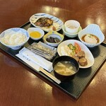 ホテル イルヴィアーレ八戸 - 朝食(鯖の味噌煮、ごぼうの肉巻き、ポテトサラダ、温泉卵、茄子の煮浸し、納豆、味付け海苔、ご飯、漬物、味噌汁)