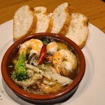 スペインバル massa - ①海老とブロッコリーのアヒージョ(税込858円)
具材は海老&ブロッコリー&占地&赤唐辛子、海老に少し臭みを感じましたがしっかり加熱してあるので無問題！
でも気になるものは気になるんだけどね