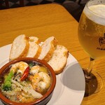 スペインバル massa - お料理①海老とブロッコリーのアヒージョ(税込858円)
お料理②バケット(税込220円)
お酒①レモンビール(生ビール)(税込660円)
お料理とお酒でお会計は1,738円也