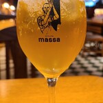 スペインバル massa - お酒①レモンビール(生ビール)(税込660円)
白ワイン用グラスに氷&輪切り檸檬入り、氷の分だけビールが少なくなり割高