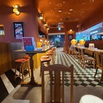 スペインバル massa - ☆が描かれた赤い天井、ワイン瓶が描かれた赤い壁、白と緑のタイル貼り床&灰色のタイル貼り床、海外のバルっぽい雰囲気、BGMは洋楽
カウンター10席、テーブル4席×12卓、テーブル2席×5卓の合計68席