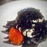 TGIフライデーズ 渋谷神南店 - この黒さはクラッシュしたオレオとチョコレートソース。食べ物に見えるかコレ…