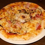 飲んべぇ食堂 らくだ屋 - 秋茄子とハムの目玉焼きピザ