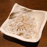 飲んべぇ食堂 らくだ屋 - お通し　しらすおろし