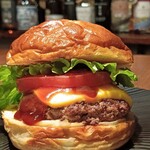 トーキョー エールワークス タップルーム - 週末限定チーズバーガー