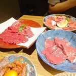 名古屋 個室焼肉 炭火寅二郎 - 生ハラミ、ハツ、3mm白い牛タン