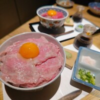 炭火焼肉寅二郎 - 生牛丼