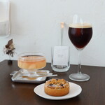 coffee house takizawake - 桃のゼリー（770円） ブルーベリーのクランブルタルト（570円） アイスコーヒー（730円）