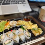 FAST SUSHI - 天ぷら弁当 カリフォルニアロールがライスの代わりの標準… すごすぎませんかね