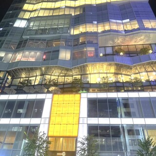 【夜景を眺めながら】ガラス張りのビルで夜景を眺めながらお食事