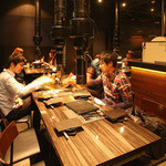 炭火焼ホルモン　ぐう - 広々と使えるテーブル席