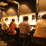 炭火焼ホルモン　ぐう - デートに人気のカウンター席