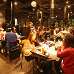 炭火焼ホルモン　ぐう - 女性率60％の店内