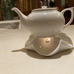 中国飯店 - ジャスミン茶。蝋燭で温かさキープしてくれます。