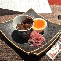中華割烹 わらじん - 先付 ピーカンナッツ 半熟卵の紹興酒漬け