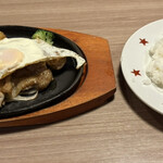 ステーキのどん - 目玉焼きを乗せて